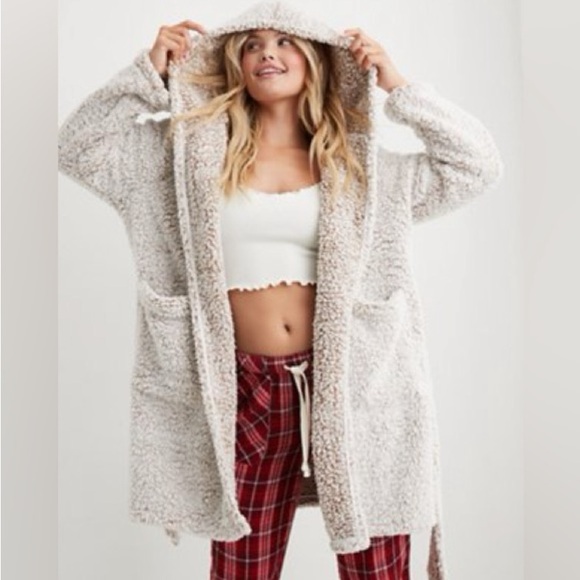 aerie Other - Aerie NWT M SOFT PLUSH SHERPA OVERSIZED HOODED POCKET ROBE